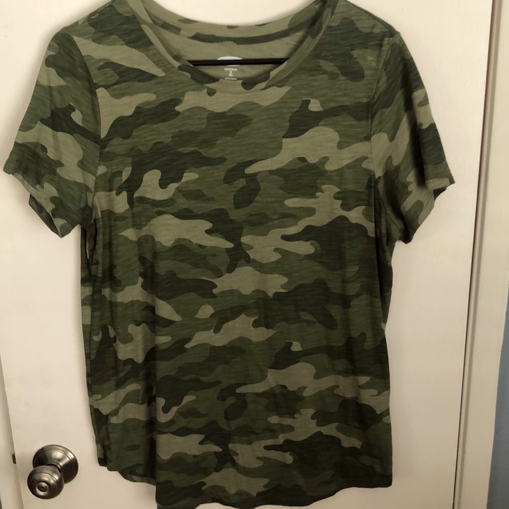 NWOT Old Navy Everywear Camo T-shirt in Ladies MT